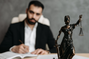 當(dāng)合同中存在爭議時，如何進(jìn)行仲裁或者訴訟？