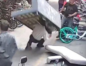 高空拋物砸傷人，怎么判？物業(yè)為圖省事，從二樓扔...