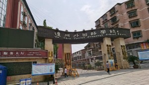 不準(zhǔn)帶牛奶入校，學(xué)生被迫蹲校門口連喝11瓶奶，涉...