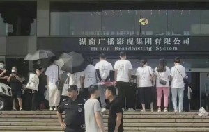 昨日#李維嘉疑代言翻車被多人維權(quán)# 網(wǎng)友爆料：被...