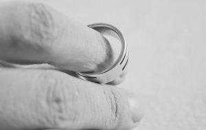 拿著結(jié)婚證可以直接離婚嗎？