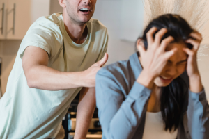 如何界定夫妻之間的家庭暴力行為，以及應(yīng)該如何進(jìn)...