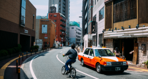 行人或騎車人沒有佩戴安全頭盔被車輛撞傷，是否會...