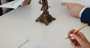 在股權轉讓合同中，如果出現(xiàn)虛假陳述或者隱瞞重要...